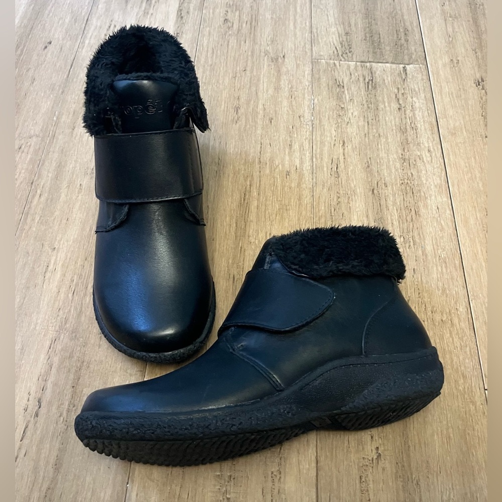 Propet black leather faux fur lined women’s ankle boots. Size 7
